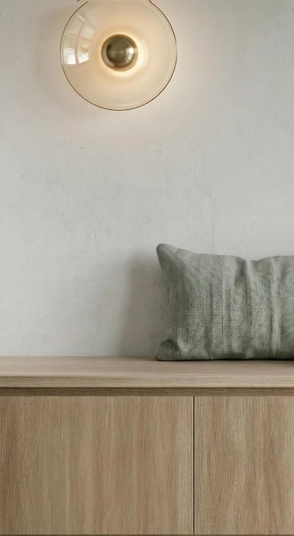 Détail d’un projet d’architecture intérieure avec mobilier sur mesure, matières naturelles et éclairage intégré.